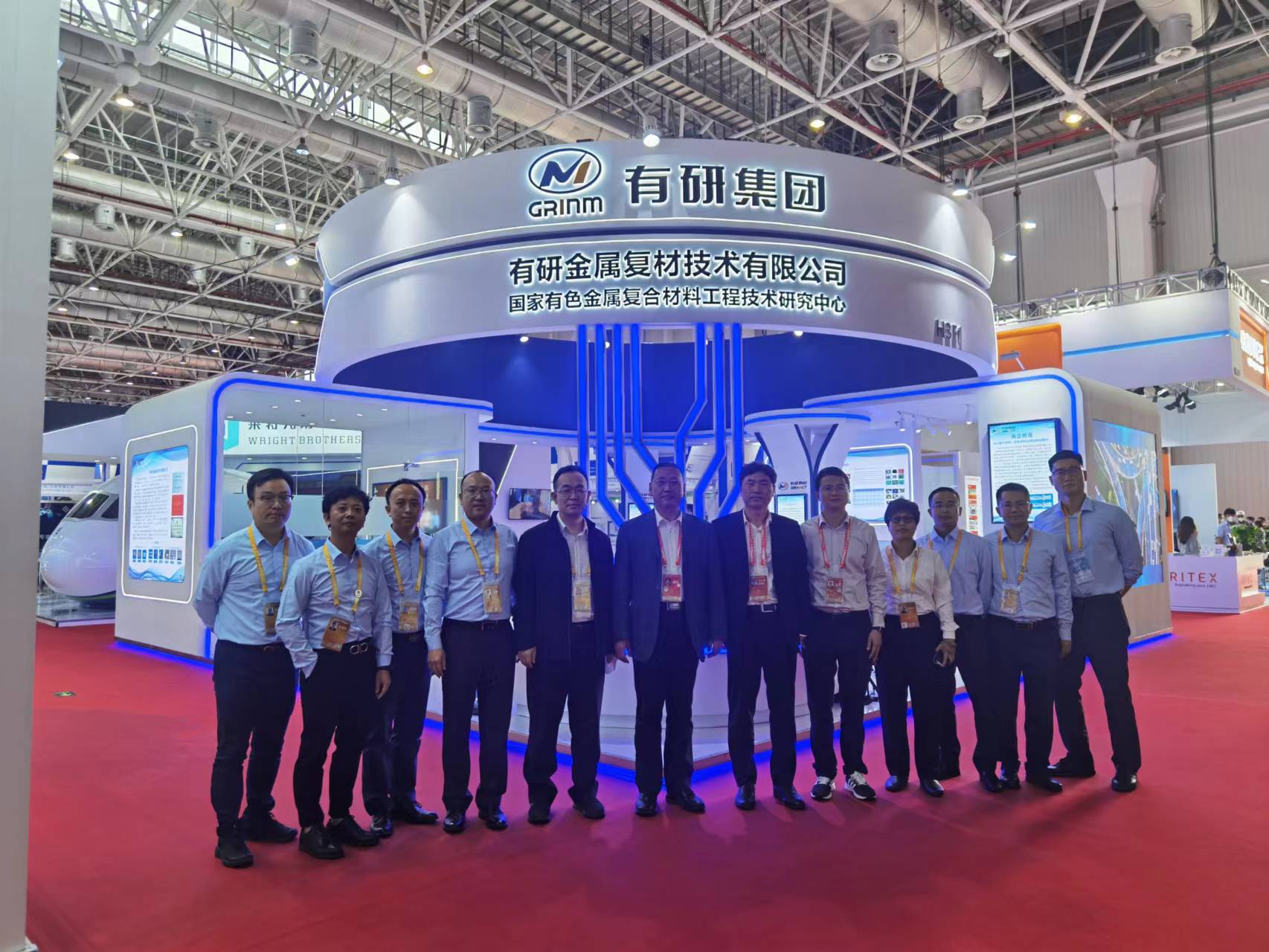 有研集團總經(jīng)理熊柏青一行參加珠海航展并參觀指導(dǎo)有研復(fù)材展區(qū)