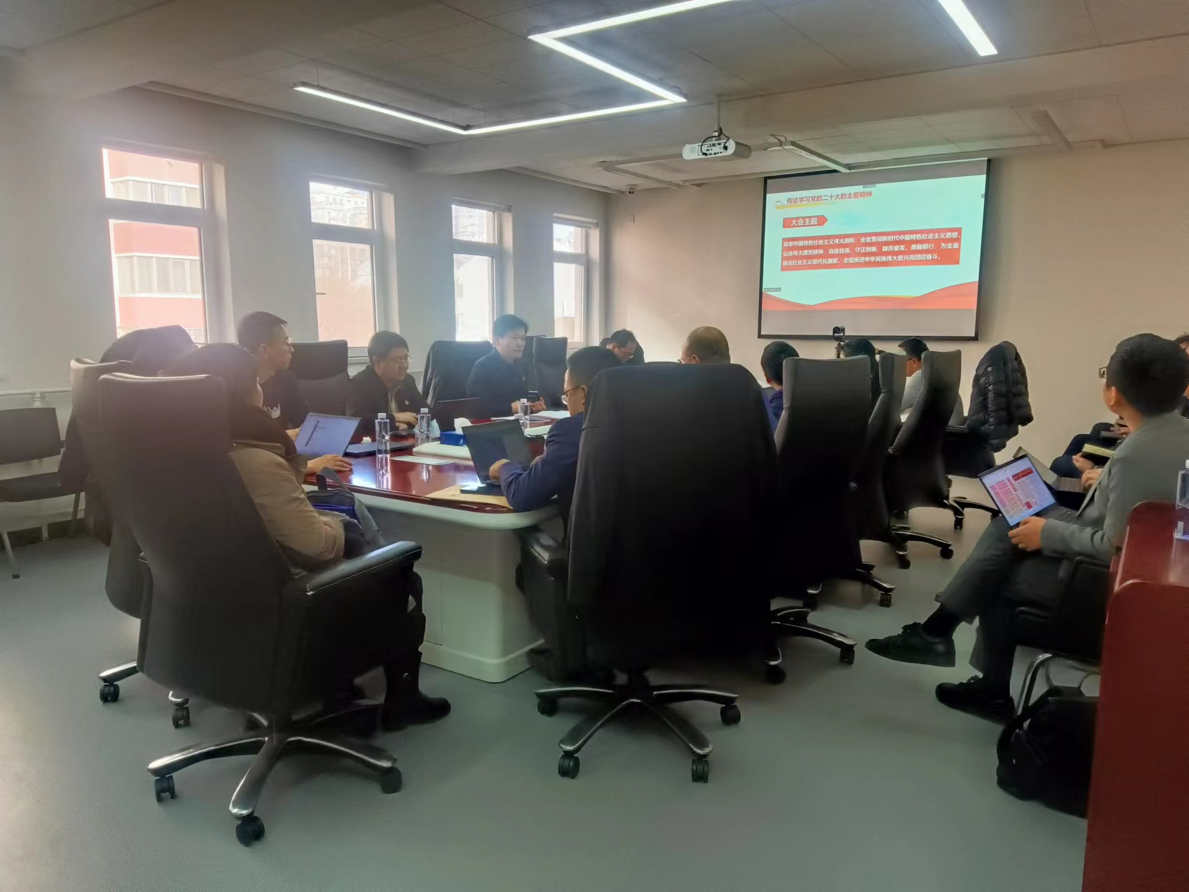 中國(guó)有研副總經(jīng)理黃倬為職能部門(mén)黨員宣講黨的二十大精神