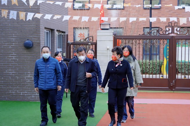 中國有研黨委委員、副總經(jīng)理王臣慰問有研幼兒園和有研衛(wèi)生站全體員工