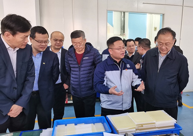 集團外部董事到有研國晶輝調研