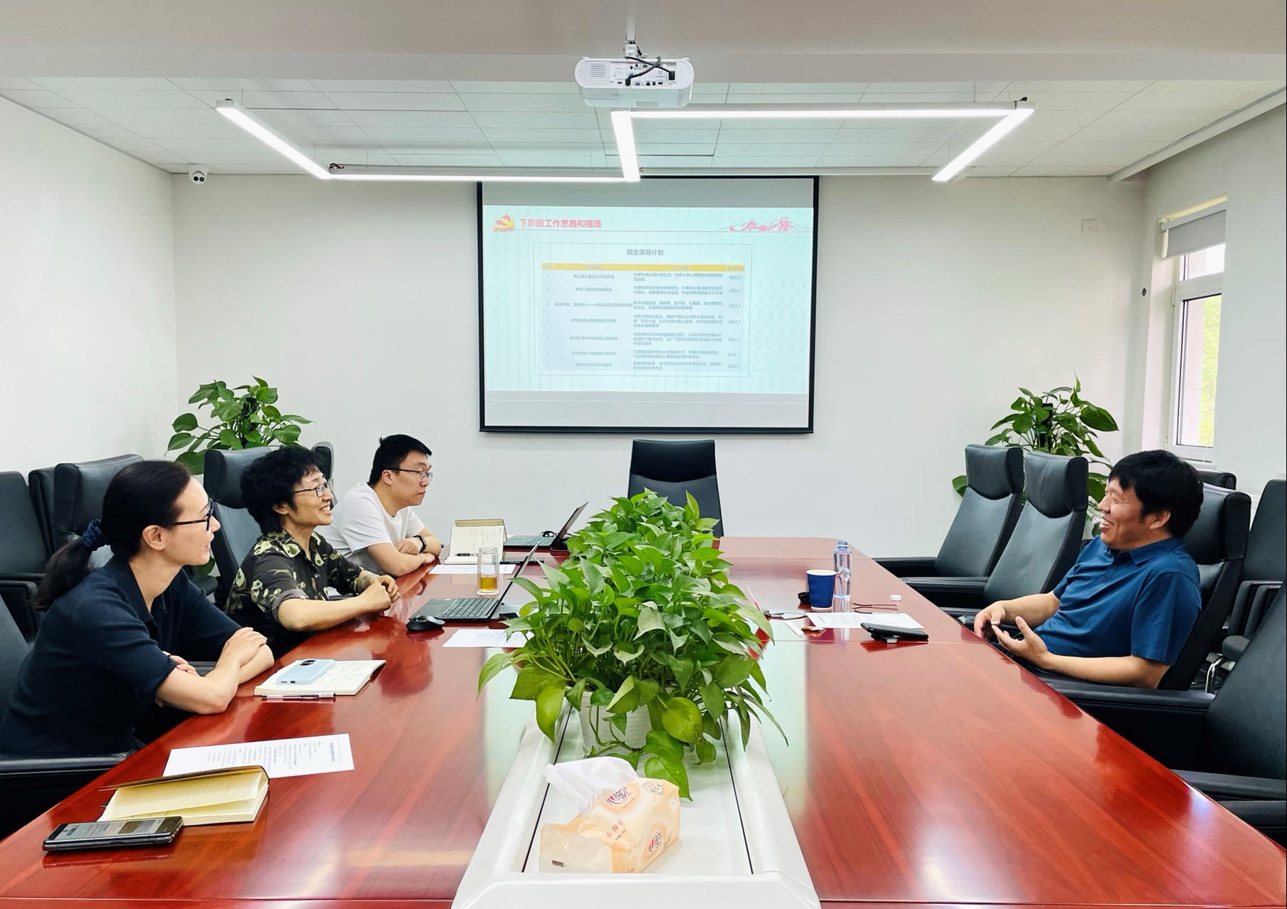 中國(guó)有研黨委委員、總會(huì)計(jì)師劉顯清赴研究生院黨總支督導(dǎo)主題教育工作