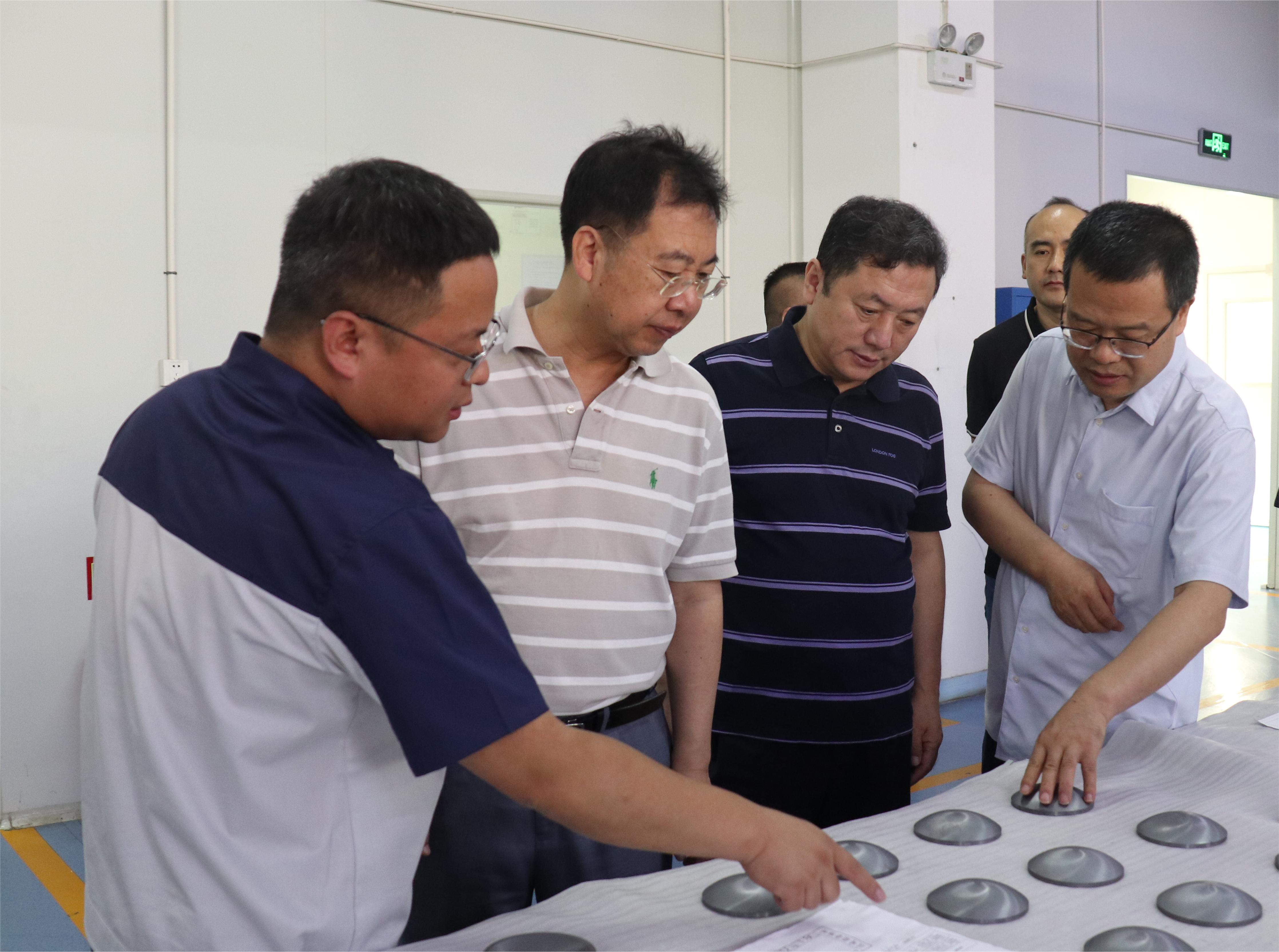 中國(guó)有研黨委書(shū)記、董事長(zhǎng)趙曉晨一行到有研國(guó)晶輝調(diào)研