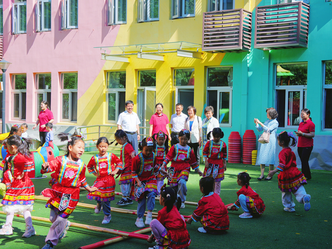 中國(guó)有研黨委委員、總會(huì)計(jì)師劉顯清與有研幼兒園小朋友歡度“六一”