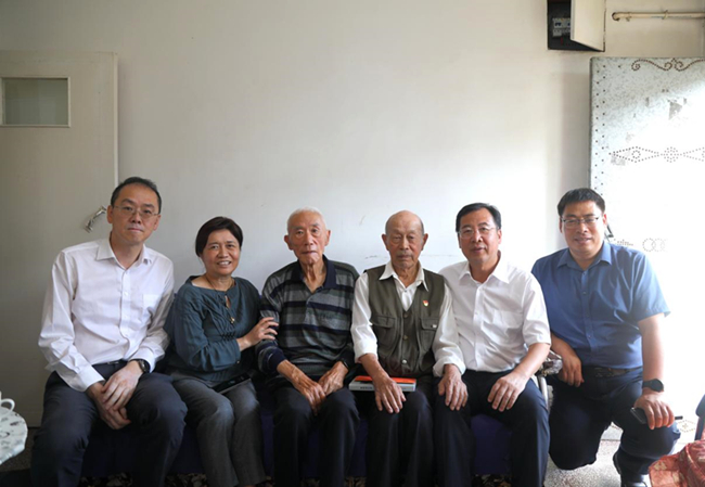 中國有研黨委書記、董事長趙曉晨看望三線建設(shè)時(shí)期援建905廠老同志代表